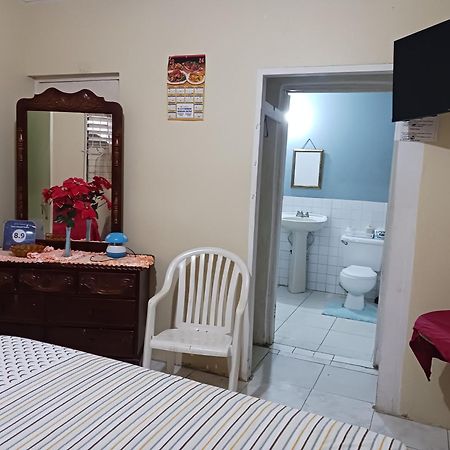 Tina'S Guest House Ocho Rios Bagian luar foto