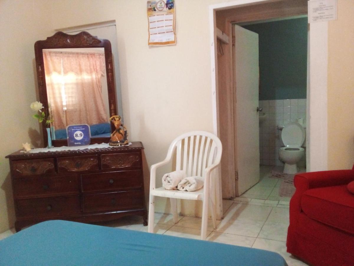 Tina'S Guest House Ocho Rios Bagian luar foto