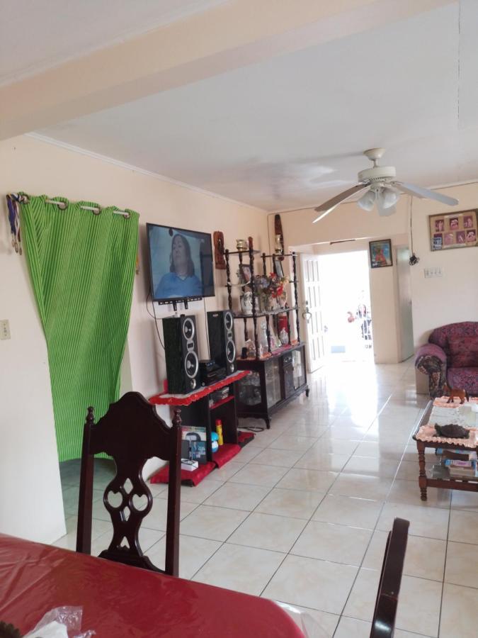 Tina'S Guest House Ocho Rios Bagian luar foto