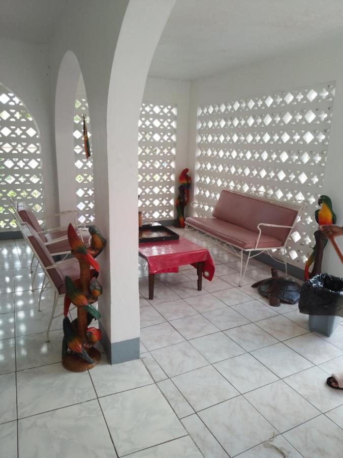 Tina'S Guest House Ocho Rios Bagian luar foto