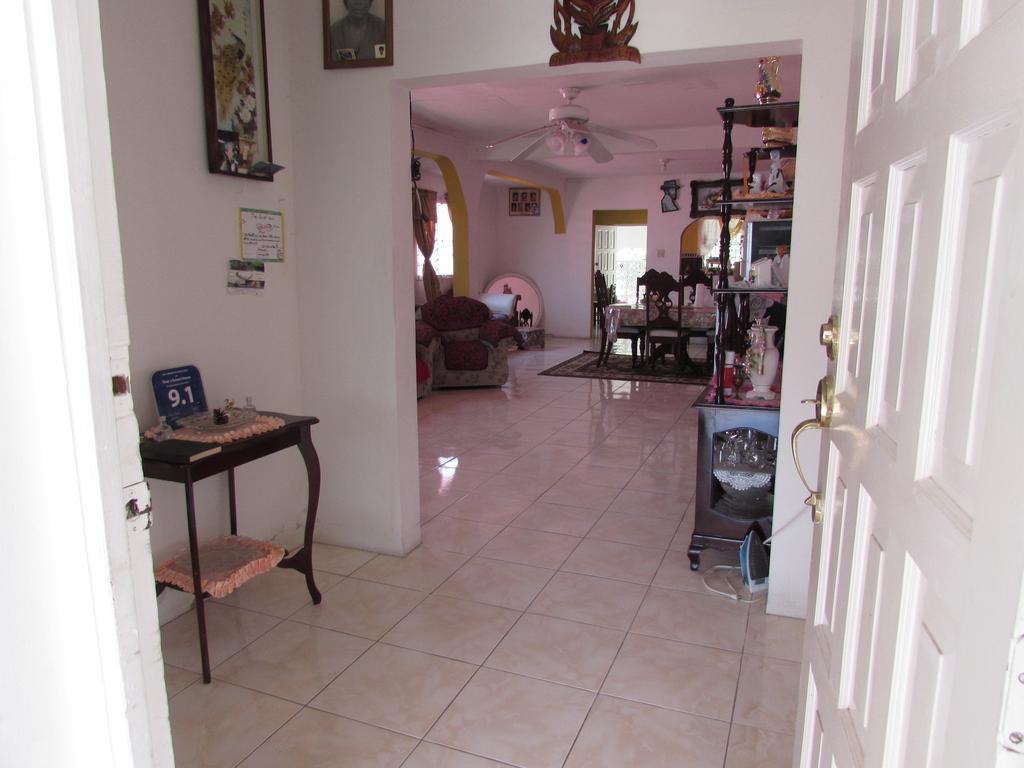 Tina'S Guest House Ocho Rios Bagian luar foto