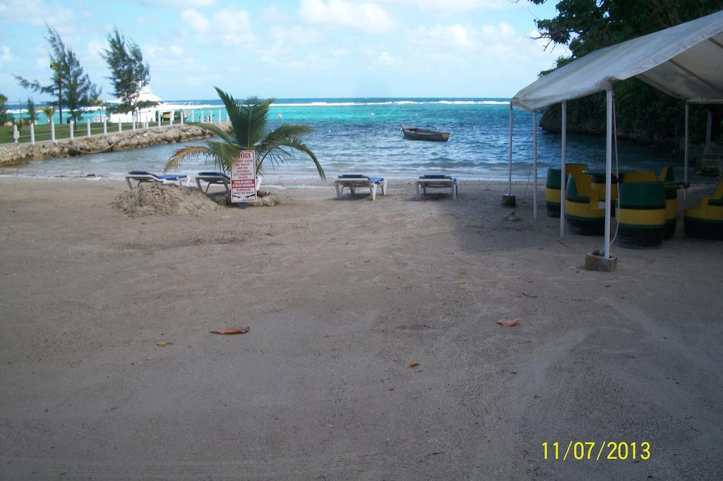 Tina'S Guest House Ocho Rios Bagian luar foto