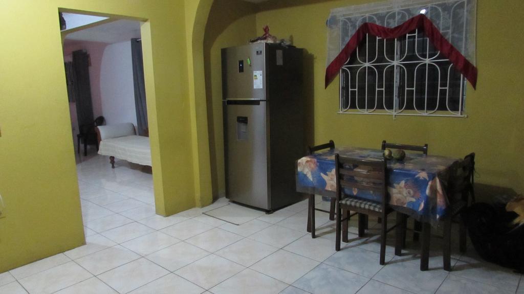 Tina'S Guest House Ocho Rios Bagian luar foto